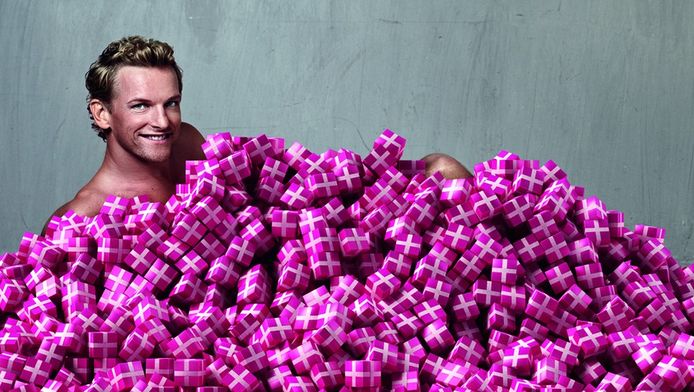 Barry Atsma Uit De Kleren Voor Pink Ribbon Show Ad Nl