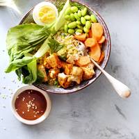Lunchbowl met kipsaté & pittige groenten