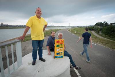 De bordjes langs de route gaan om op de Dag van Elst