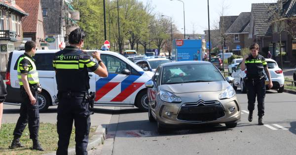 Gewonde en verkeersopstopping na ongeval met drie voertuigen op Arnhemseweg in Apeldoorn.