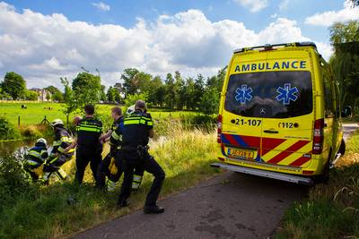 Bejaarde vrouw in rolstoel gered uit water, politie looft redders