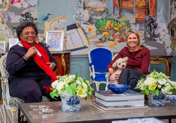 Prins Mambo van Oranje is niet de enige royal hond die graag zijn momentje pakt 