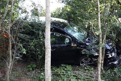 Autodieven vliegen uit de bocht bij afrit Tiel-West
