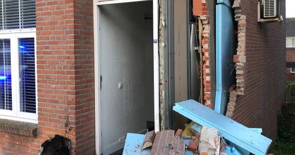 Bestelbusje knalt op auto en ramt hoek van gevel uit woning in Hooge Zwaluwe