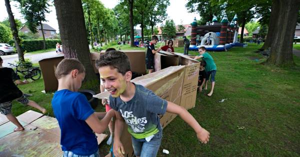 Buntsteker waakt op straatspeeldag Netersel bij de stormbaan