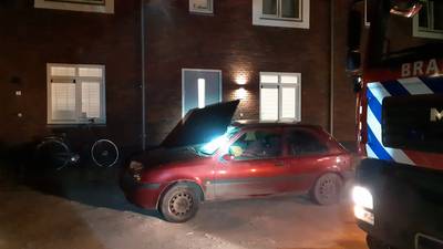 Zonnepaneel valt dwars door autoruit