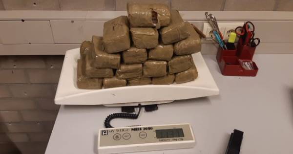 Medewerker gemeente vindt elf kilo hasj op straat in Den Bosch.