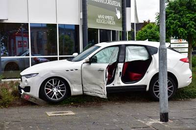 Peperdure Maserati in de prak bij ongeluk, bestuurder gewond