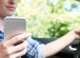 Zo maak je zelf een telefoonhouder voor in je (huur)auto