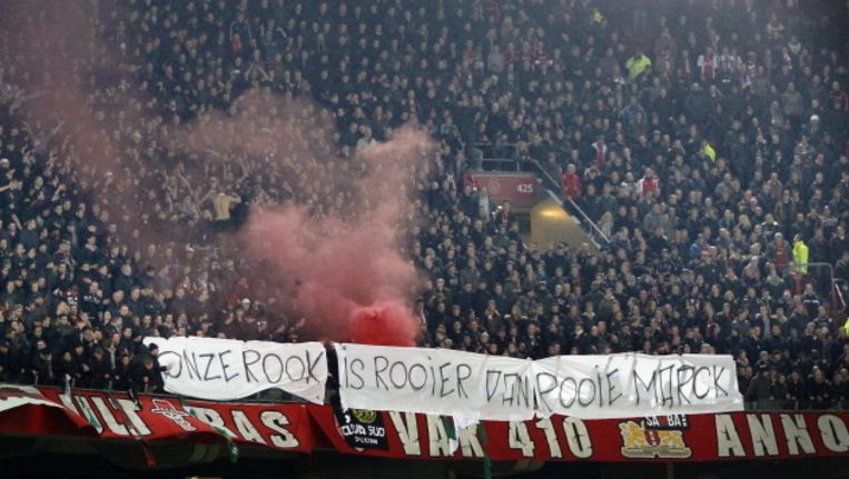 KNVB stelt onderzoek in naar spandoek over 'Rooie Marck' | Het Parool