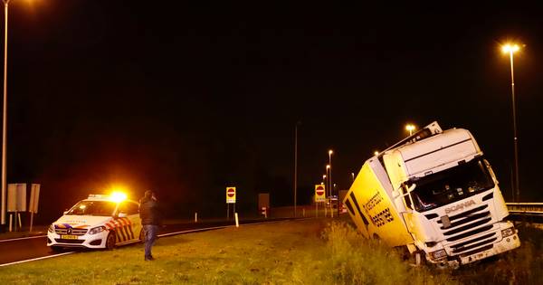 Vrachtwagen belandt in sloot langs A73 bij Haps