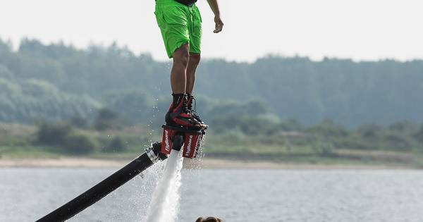 Neven maken beroep van 'flyboarden' - De Gelderlander