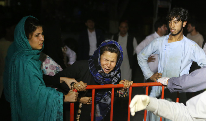 Une femme pleure la perte de son mari et de ses deux fils à Kaboul, après une explosion dans une salle de mariage