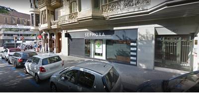 'Ik zit in winkel opgesloten, mijn vader en broertje zijn nog buiten'