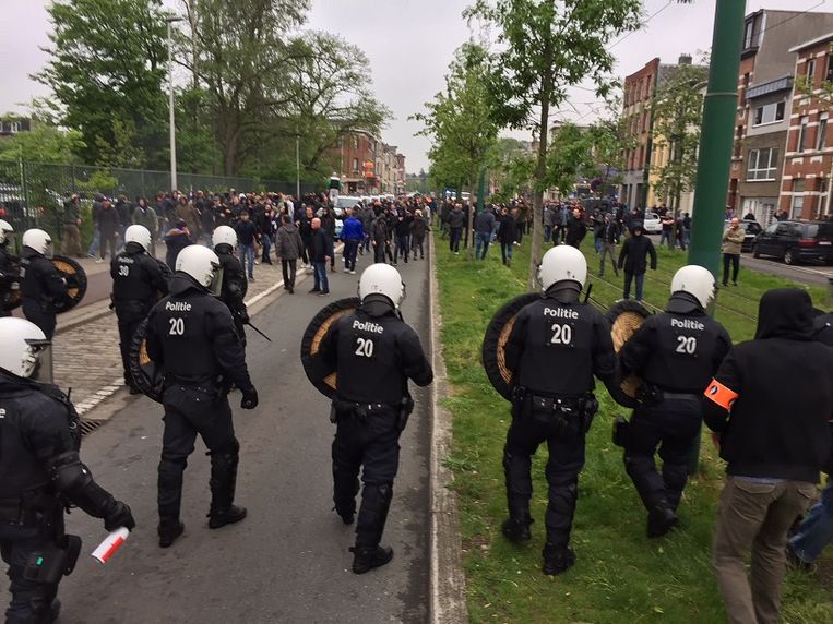 VIDEO toont rellen tussen Beerschot-fans en politie ...