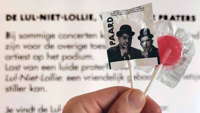 Doornroosje deelt lul-niet-lolly's uit aan luidruchtige bezoekers