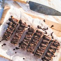Déze gezonde mueslirepen met chocolade maak je met slechts 4 ingrediënten