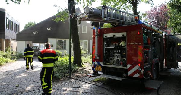 Man ademt rook in bij brand op dak woning 's Gravenmoer - BN DeStem