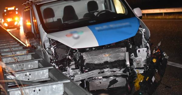 Busje botst op vrachtauto op A17 bij Standdaarbuiten