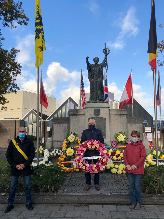 De sportraad brengt hulde met een bloemenkrans ter gelegenheid van Wapenstilstand.