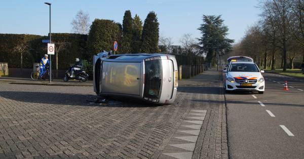 Auto belandt op de kant na aanrijding in Waalwijk: één gewonde.