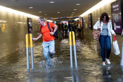 Wolkbreuk zet straten blank in het oosten van het land