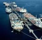 ‘We zijn zeer bezorgd’: Explosieven treffen twee olietankers bij Iran, marine VS biedt hulp