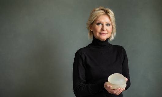 Marjon kreeg gevaarlijke borstimplantaten. ‘Dan blijkt dat je al veertien jaar lang vergif in je lijf hebt’