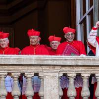 Mobiele telefoon van ‘verwarde’ kardinaal stuurde schok door Vaticaan tijdens pausverkiezing