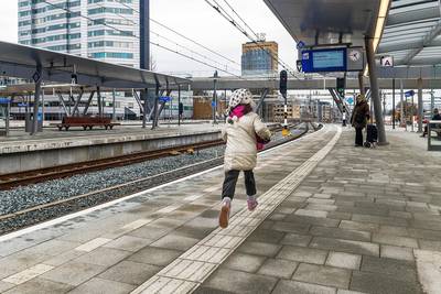 Gemeenteraad Utrecht: perrons puilen uit, dus hoogste tijd voor extra trappen naar Moreelsebrug