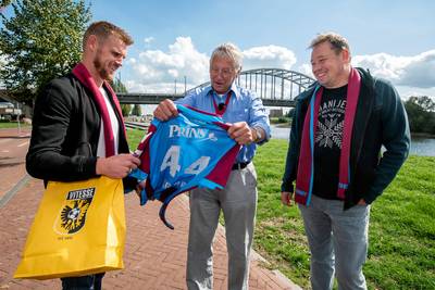Airborne-shirt Vitesse onthuld bij de brug van de Slag
