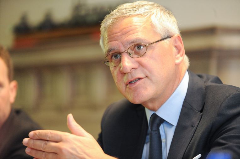 Bij werkgeversorganisaties en vakbonden valt te horen dat minister van Werk Kris Peeters (CD&V) na overleg met de sociale partners het plan heeft ingetrokken.
