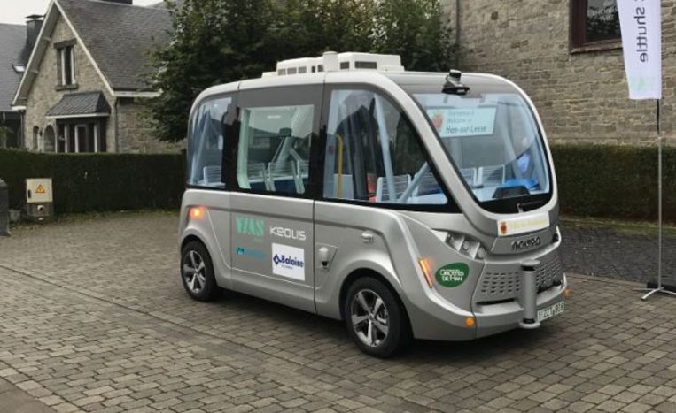 De zelfrijdende shuttle rijdt tussen de parking en de loketten van de grotten van Han.