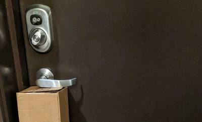 Onhandige pakketbezorger sluit man op in zijn eigen huis