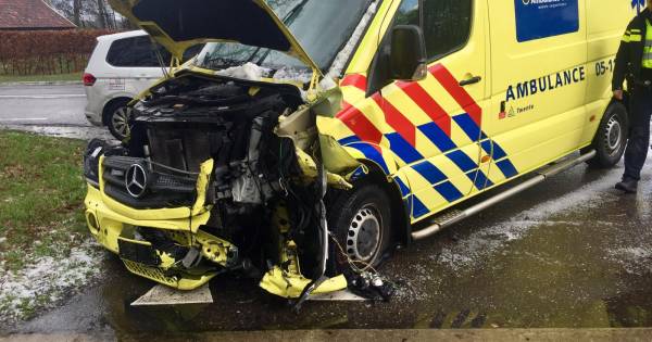 Ravage na botsing tussen ambulance en auto in Agelo