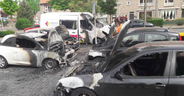 ......... Vijf auto's in brand gestoken in Eindhoven, duo giet benzine over voertuigen.
