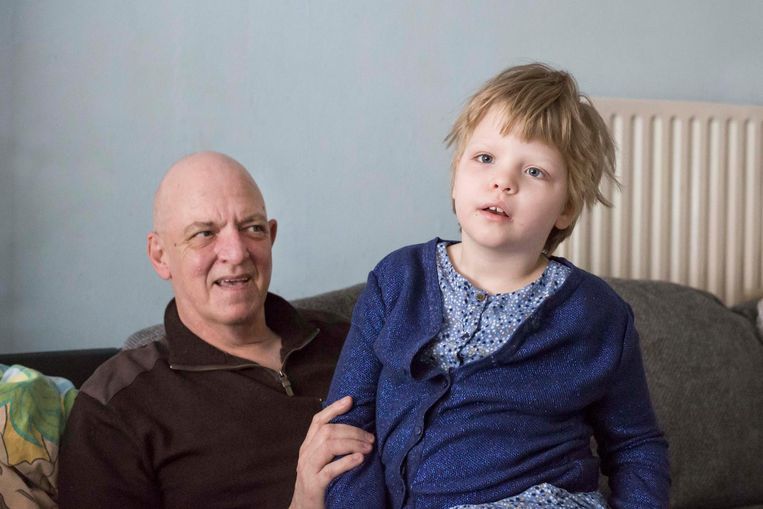 Sofie Voncken met haar papa Jean-Pierre. "Haar ziekte wordt al drie jaar in bedwang gehouden dankzij de cannabisolie".