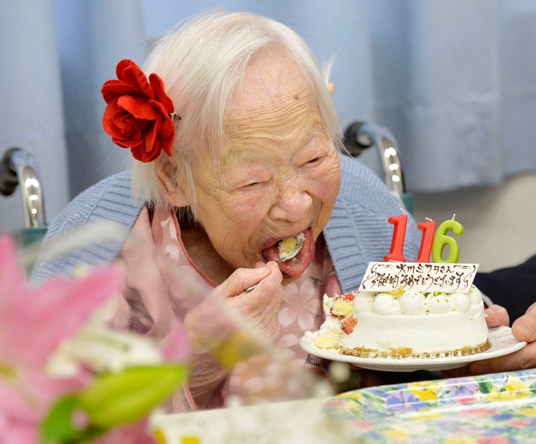 Oudste Vrouw Ter Wereld Viert 116de Verjaardag Met Sushi En Taart