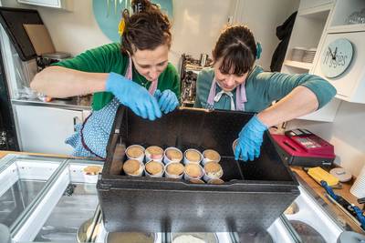 FLoor en Marilyn trakteren bewoners en personeel Kalorama op ijsjes