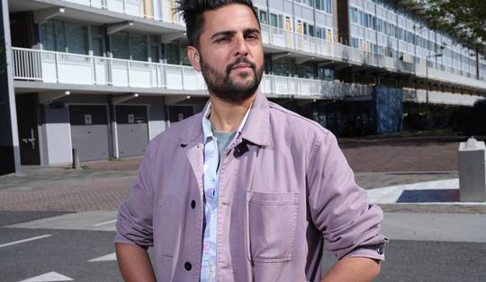 Journalist Haroon Ali bundelt verhalen over gezinsbreuken: ‘Weet dat je niet de enige bent met gedoe in de familie’