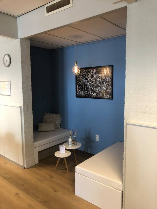 Wijkgebouw De Spil is gezellig gemaakt met zithoekjes en veel kleuren op de muur.