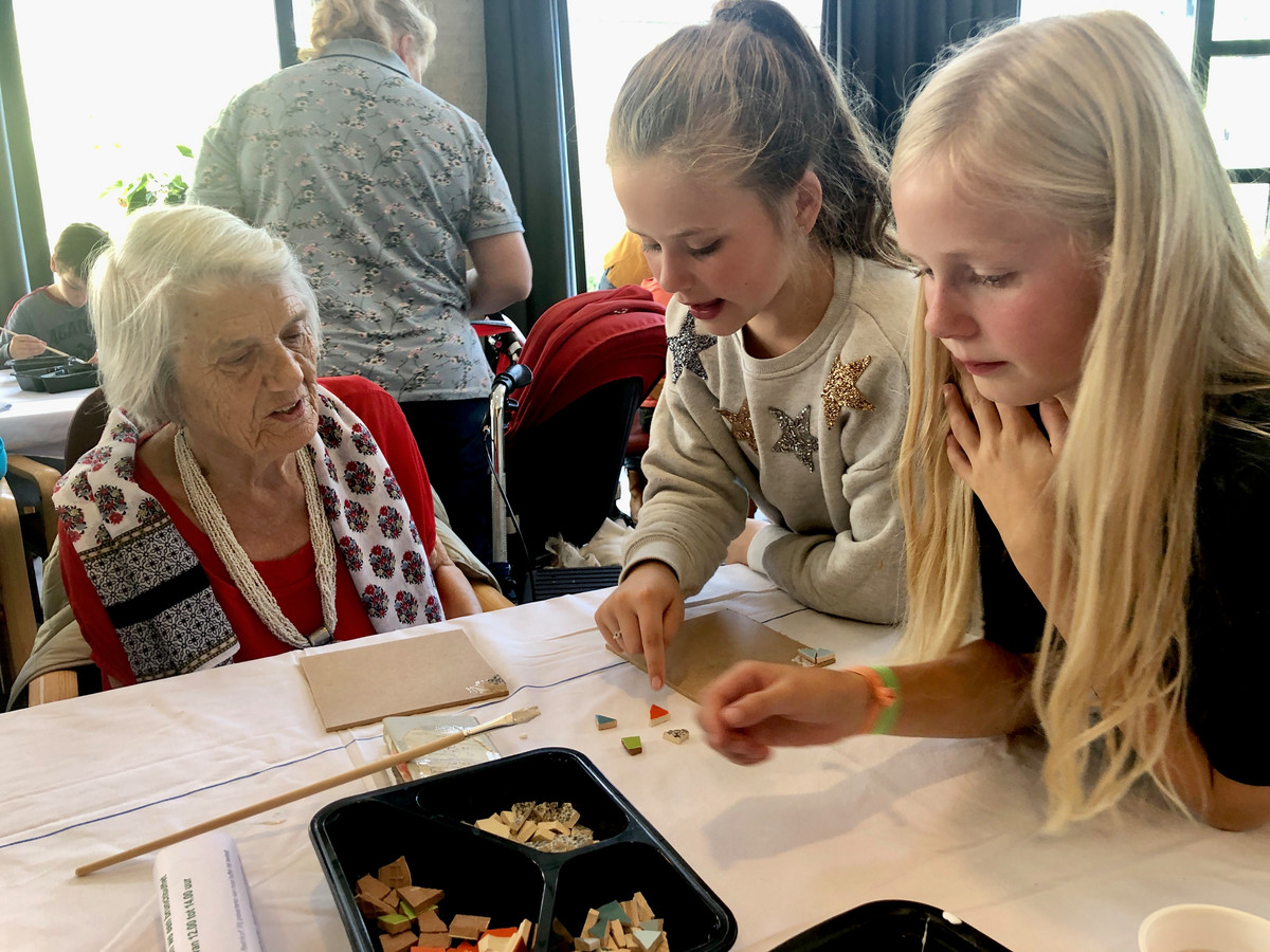 Betere Jubilerende basisschool Helder Camara helpt ouderen Zuiderhout AE-76