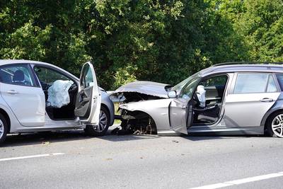 Gewonde bij botsing tussen twee auto's en vrachtwagen op A27 bij Bavel