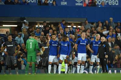 Duel Everton tijdelijk stilgelegd na wangedrag fans