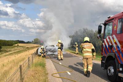 Auto brandt volledig uit op dijk in Gendt