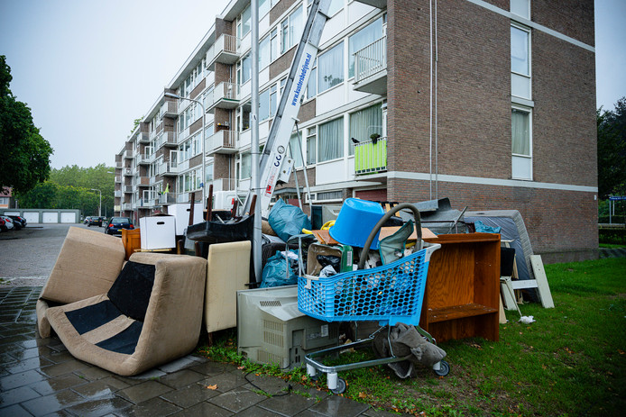 De huisraad van een flatwoning aan de Munttorenstraat in Tilburg staat op straat te verregenen.