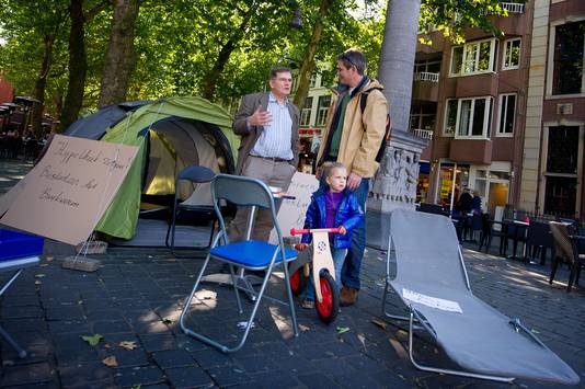 Hugo Jansen schuwt nooit een afwijkende mening. In 2011 haakte hij niet aan bij het grote Occupy-protest in Amsterdam, maar stond zelf met zijn tentje op de Grote Markt in Breda om met passanten in discussie te gaan over de crisis in de wereld.