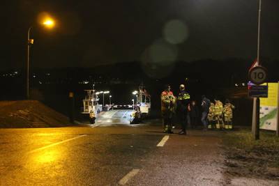 Auto met drie personen raakt te water bij Lexkesveer bij Randwijk