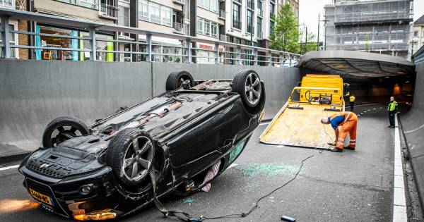 Ik zou als politie, van alle ongelukken in de Willemstunnel, de telefoongegevens opvragen.