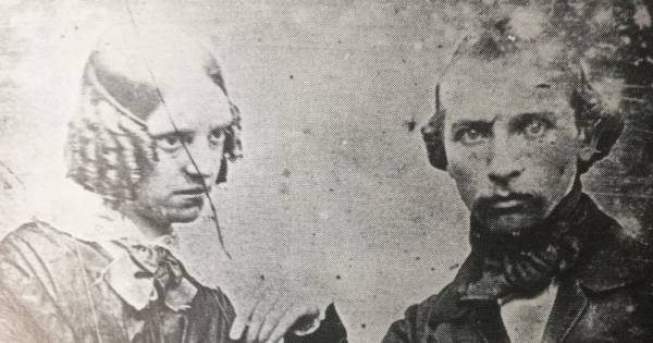 Macabere foto uit 1850: man poseert met nét overleden echtgenote